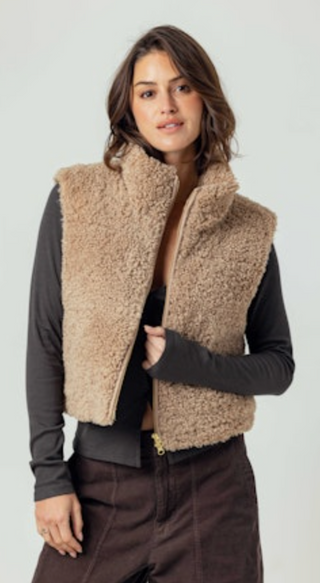 Cropped Sherpa vest in tan