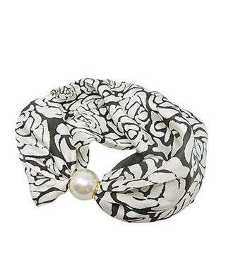 Pearl Magnet Floral Print Scarf Necklace in White/Black